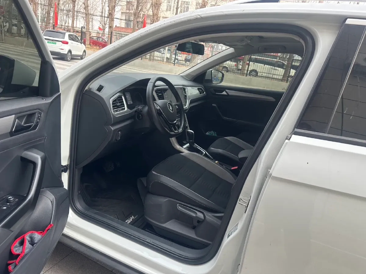 2022 Volkswagen T-Roc 1.4T 150HP L4 7DCT,autocango,china used car exporter,china ev exporter,chinese used car exporter,chinese used ev exporter