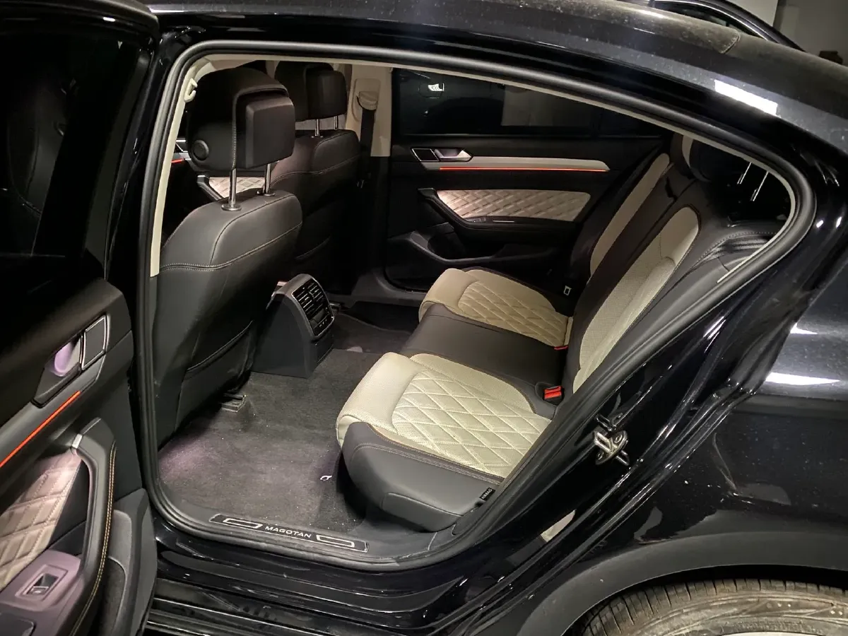 2025 Volkswagen Magotan 2.0T 186HP L4 7DCT,autocango,china used car exporter,china ev exporter,chinese used car exporter,chinese used ev exporter