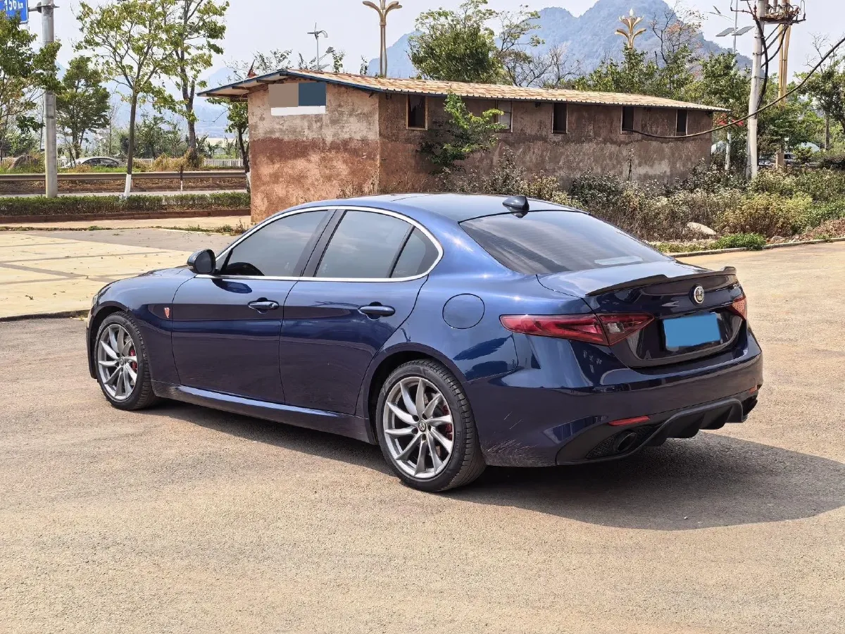 2019 Alfa Romeo Giulia 2.0T 280HP L4 8AT,autocango,china used car exporter,china ev exporter,chinese used car exporter,chinese used ev exporter