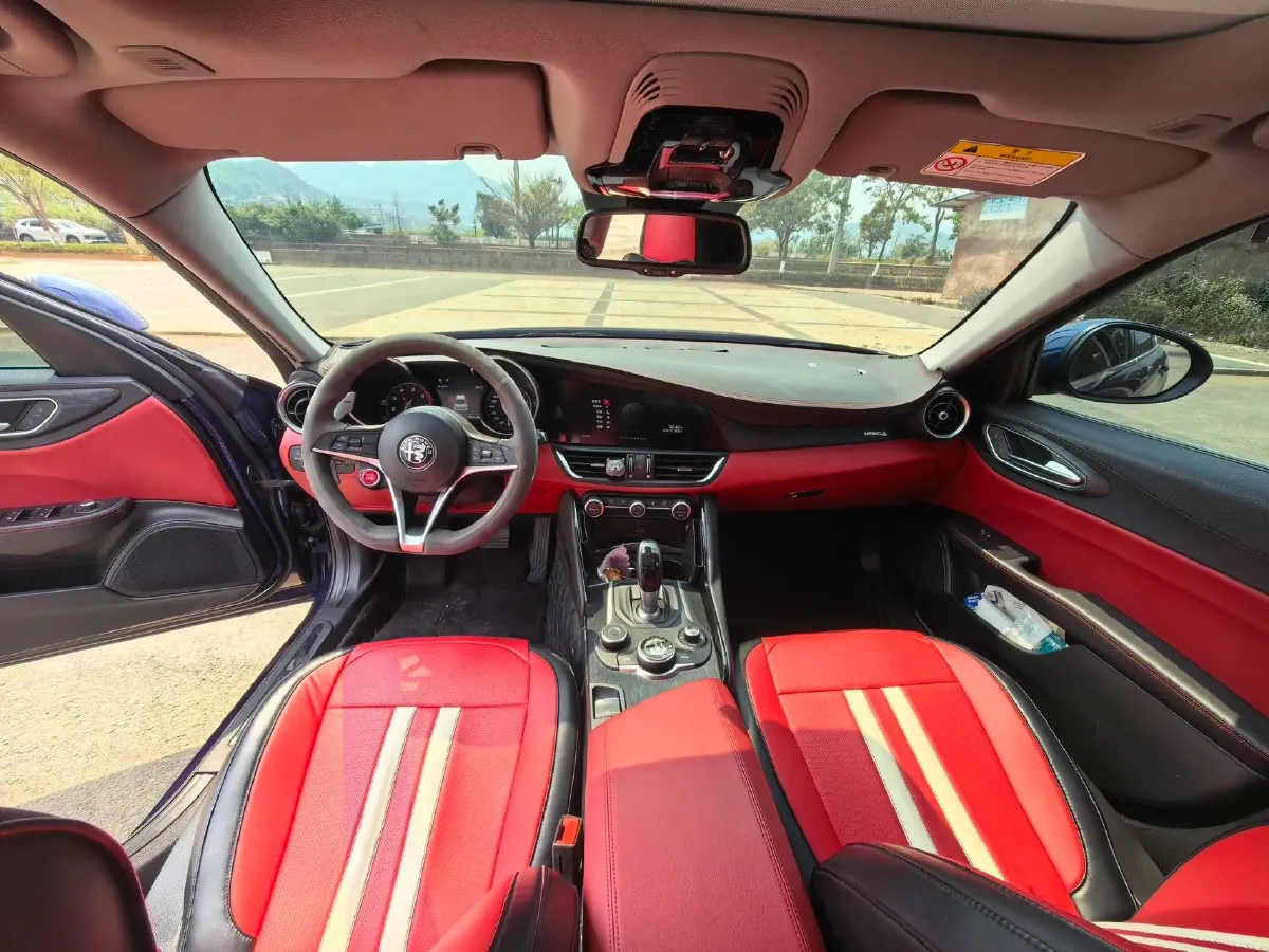 2019 Alfa Romeo Giulia 2.0T 280HP L4 8AT,autocango,china used car exporter,china ev exporter,chinese used car exporter,chinese used ev exporter