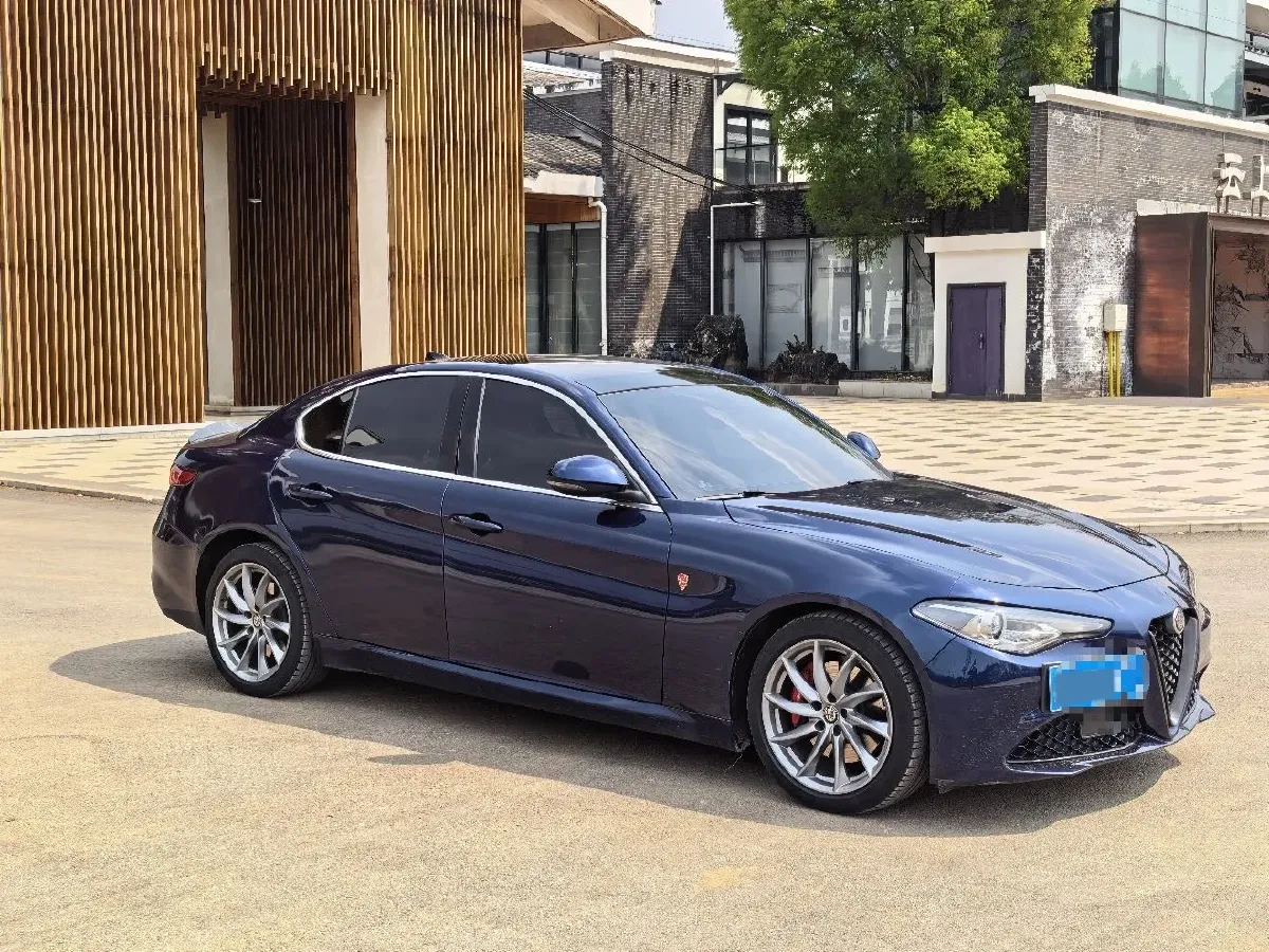 2019 Alfa Romeo Giulia 2.0T 280HP L4 8AT,autocango,china used car exporter,china ev exporter,chinese used car exporter,chinese used ev exporter