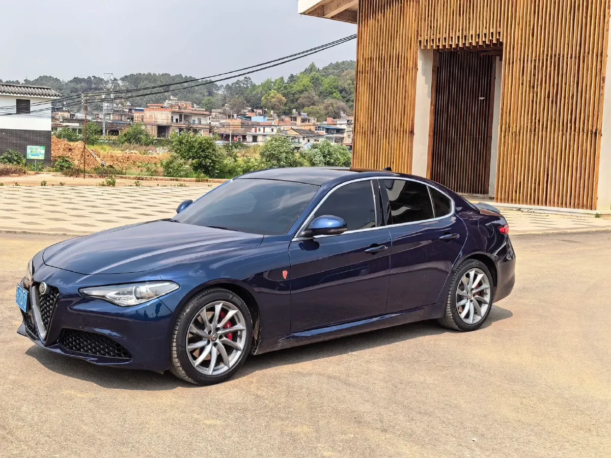 2019 Alfa Romeo Giulia 2.0T 280HP L4 8AT,autocango,china used car exporter,china ev exporter,chinese used car exporter,chinese used ev exporter