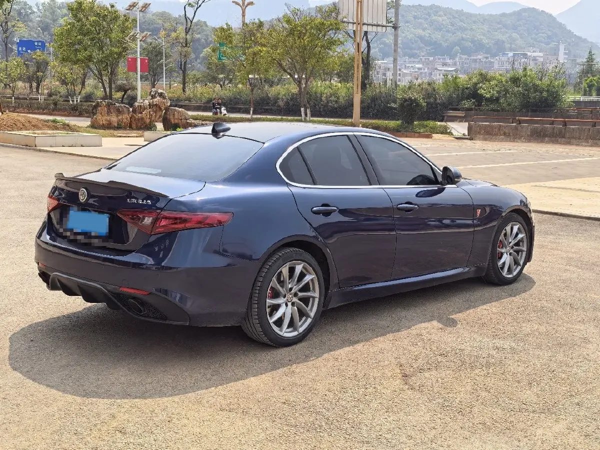 2019 Alfa Romeo Giulia 2.0T 280HP L4 8AT,autocango,china used car exporter,china ev exporter,chinese used car exporter,chinese used ev exporter