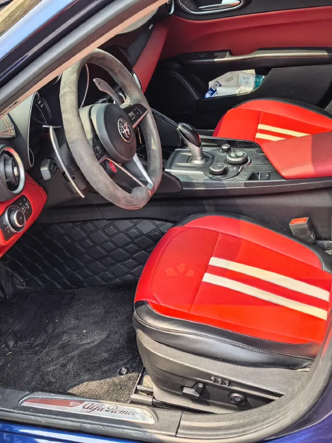 2019 Alfa Romeo Giulia 2.0T 280HP L4 8AT,autocango,china used car exporter,china ev exporter,chinese used car exporter,chinese used ev exporter