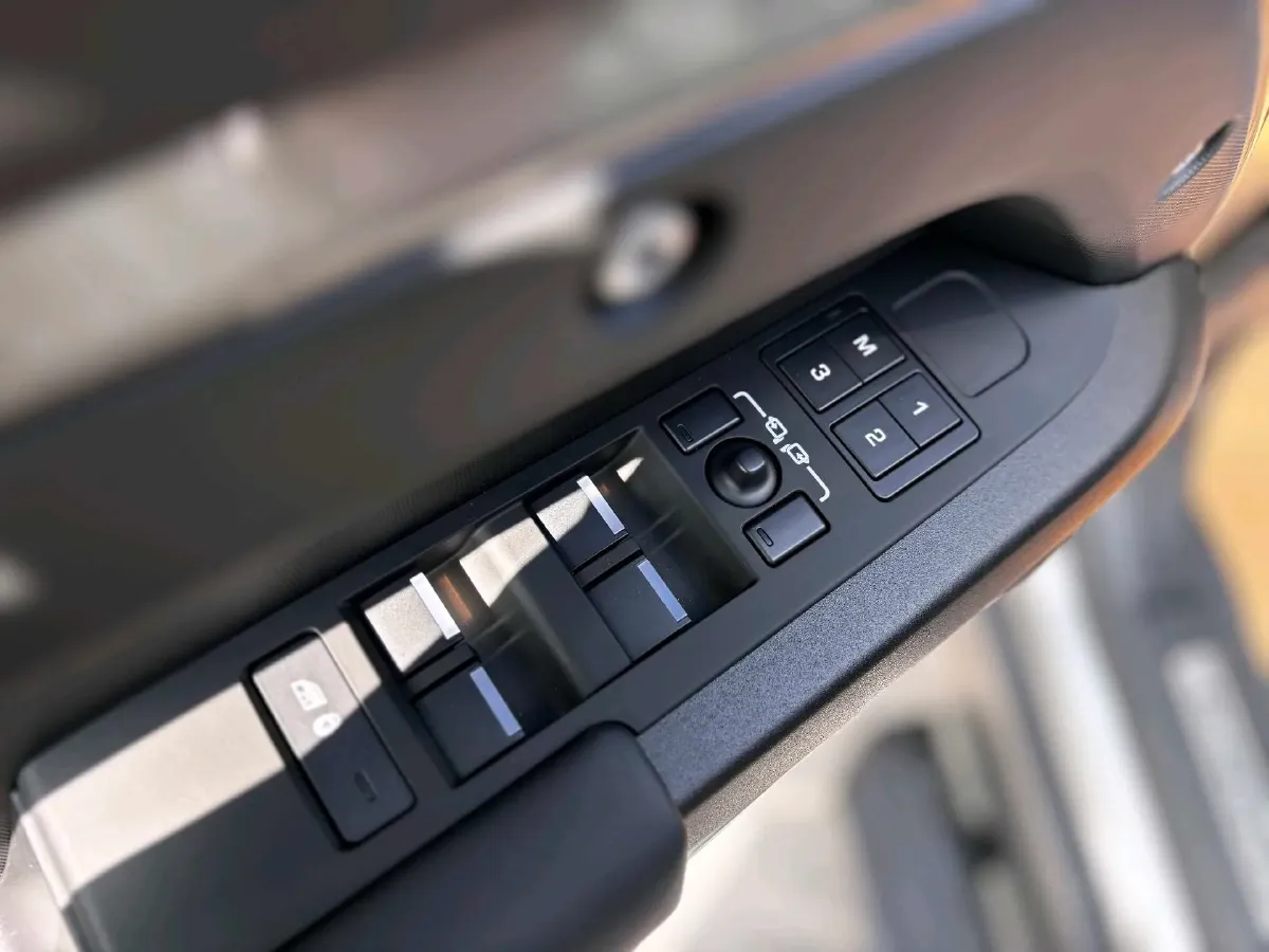 2025 Land Rover Defender 3.0T 400HP L6 8AT,autocango,china used car exporter,china ev exporter,chinese used car exporter,chinese used ev exporter