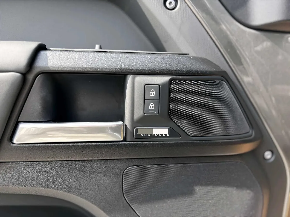 2025 Land Rover Defender 3.0T 400HP L6 8AT,autocango,china used car exporter,china ev exporter,chinese used car exporter,chinese used ev exporter