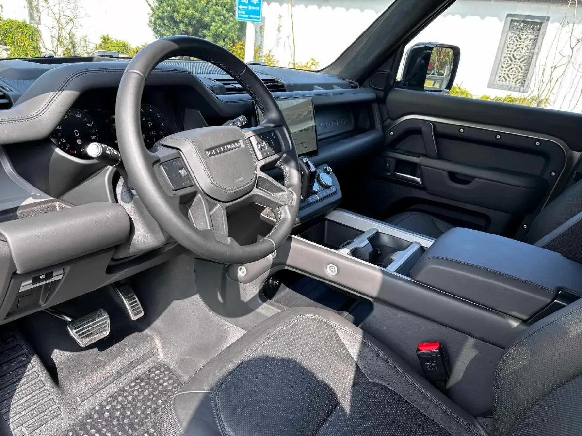 2025 Land Rover Defender 3.0T 400HP L6 8AT,autocango,china used car exporter,china ev exporter,chinese used car exporter,chinese used ev exporter
