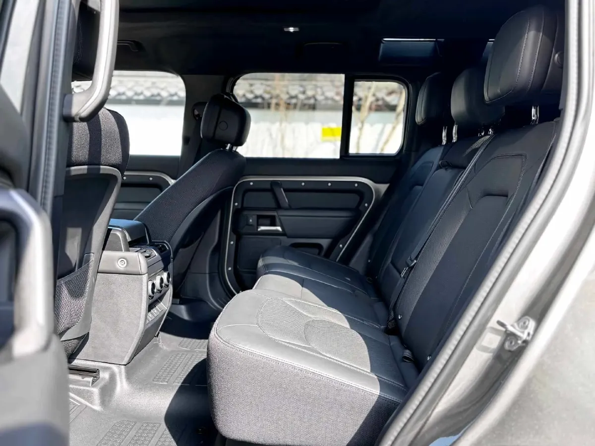2025 Land Rover Defender 3.0T 400HP L6 8AT,autocango,china used car exporter,china ev exporter,chinese used car exporter,chinese used ev exporter