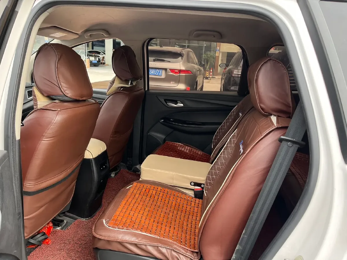 2021 BaoJun 730 1.5L 105HP L4 6MT,autocango,china used car exporter,china ev exporter,chinese used car exporter,chinese used ev exporter