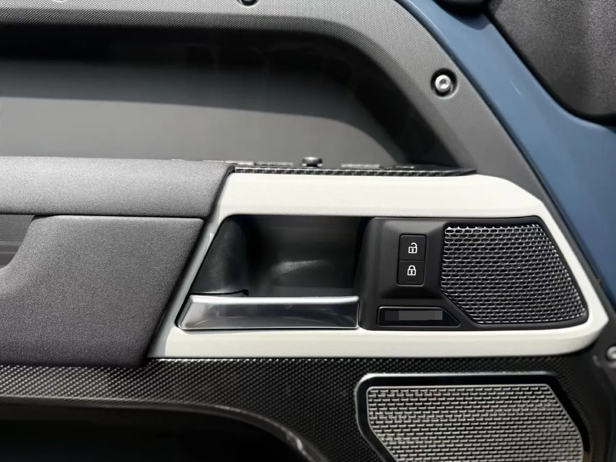 2021 Land Rover Defender 3.0T 400HP L6 8AT,autocango,china used car exporter,china ev exporter,chinese used car exporter,chinese used ev exporter