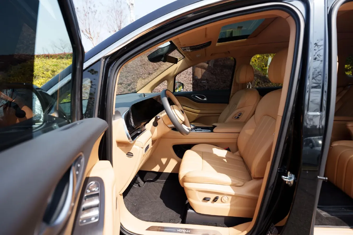 2022 Voyah Dream 1.5T 136HP L4 PHEV 25.57KWH,autocango,china used car exporter,china ev exporter,chinese used car exporter,chinese used ev exporter