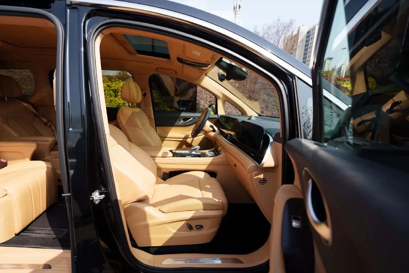 2022 Voyah Dream 1.5T 136HP L4 PHEV 25.57KWH,autocango,china used car exporter,china ev exporter,chinese used car exporter,chinese used ev exporter