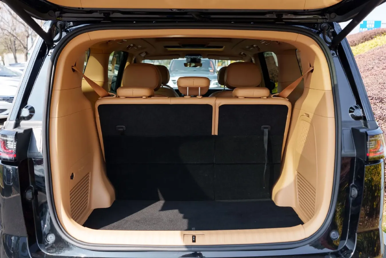 2022 Voyah Dream 1.5T 136HP L4 PHEV 25.57KWH,autocango,china used car exporter,china ev exporter,chinese used car exporter,chinese used ev exporter