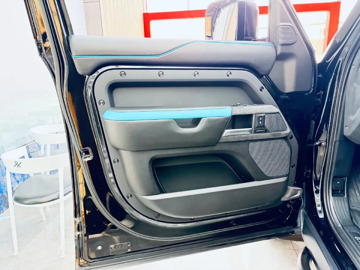 2022 Land Rover Defender 3.0T 400HP L6 8AT,autocango,china used car exporter,china ev exporter,chinese used car exporter,chinese used ev exporter