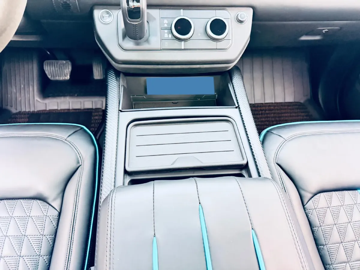 2022 Land Rover Defender 3.0T 400HP L6 8AT,autocango,china used car exporter,china ev exporter,chinese used car exporter,chinese used ev exporter