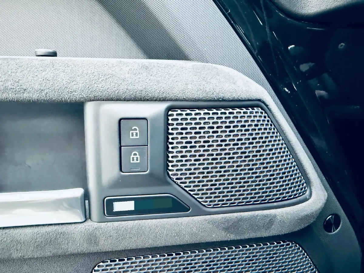 2022 Land Rover Defender 3.0T 400HP L6 8AT,autocango,china used car exporter,china ev exporter,chinese used car exporter,chinese used ev exporter