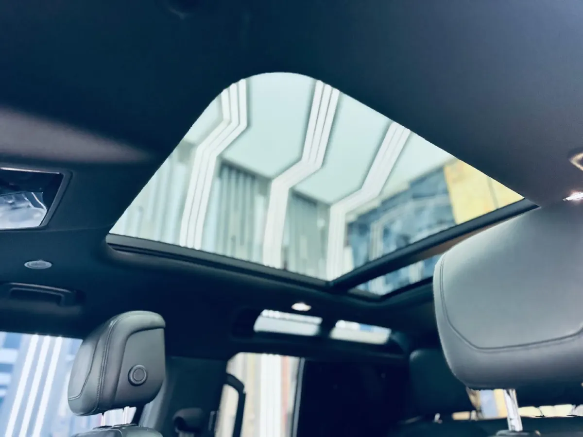 2023 Land Rover Defender 2.0T 300HP L4 8AT,autocango,china used car exporter,china ev exporter,chinese used car exporter,chinese used ev exporter