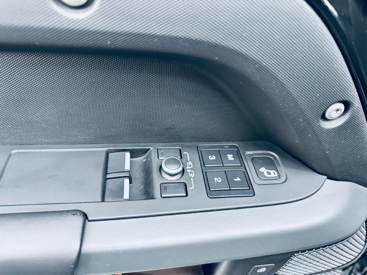 2023 Land Rover Defender 2.0T 300HP L4 8AT,autocango,china used car exporter,china ev exporter,chinese used car exporter,chinese used ev exporter