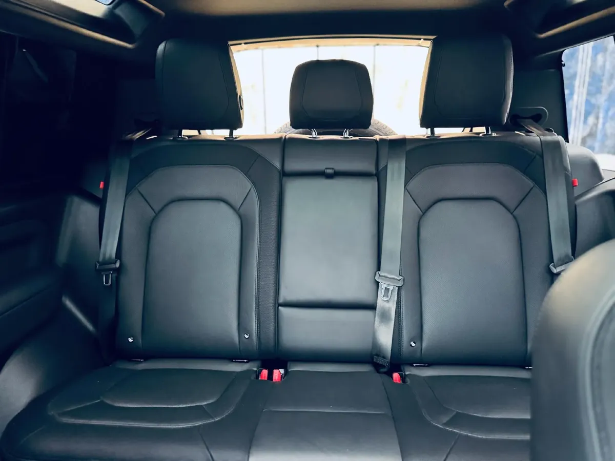 2023 Land Rover Defender 2.0T 300HP L4 8AT,autocango,china used car exporter,china ev exporter,chinese used car exporter,chinese used ev exporter