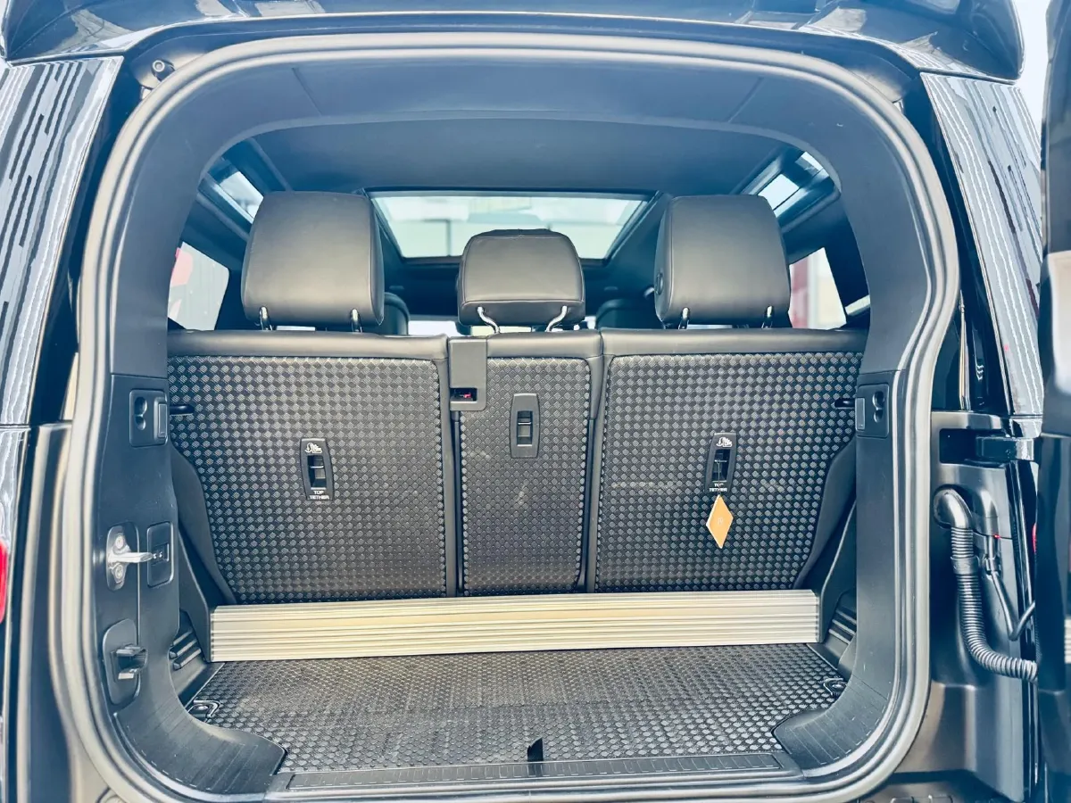 2023 Land Rover Defender 2.0T 300HP L4 8AT,autocango,china used car exporter,china ev exporter,chinese used car exporter,chinese used ev exporter