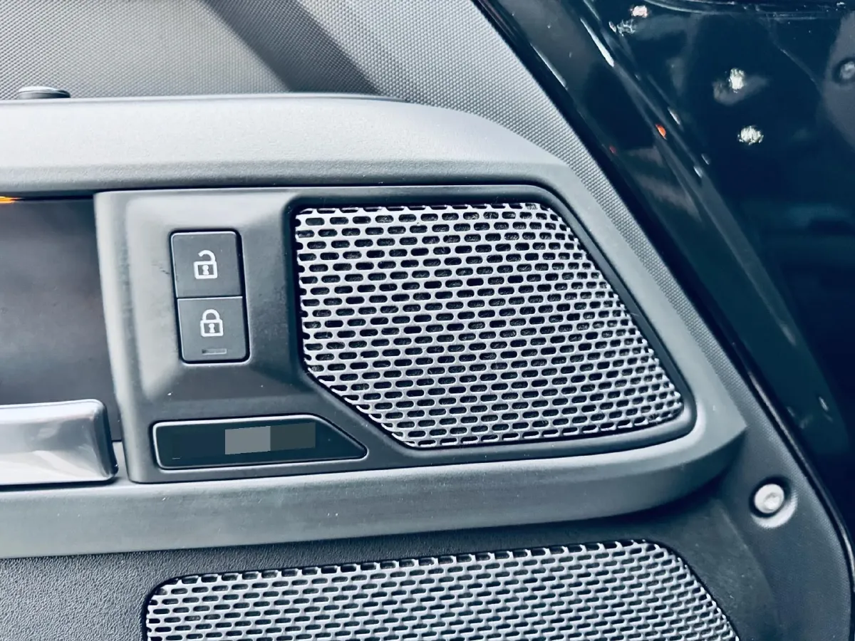 2023 Land Rover Defender 2.0T 300HP L4 8AT,autocango,china used car exporter,china ev exporter,chinese used car exporter,chinese used ev exporter