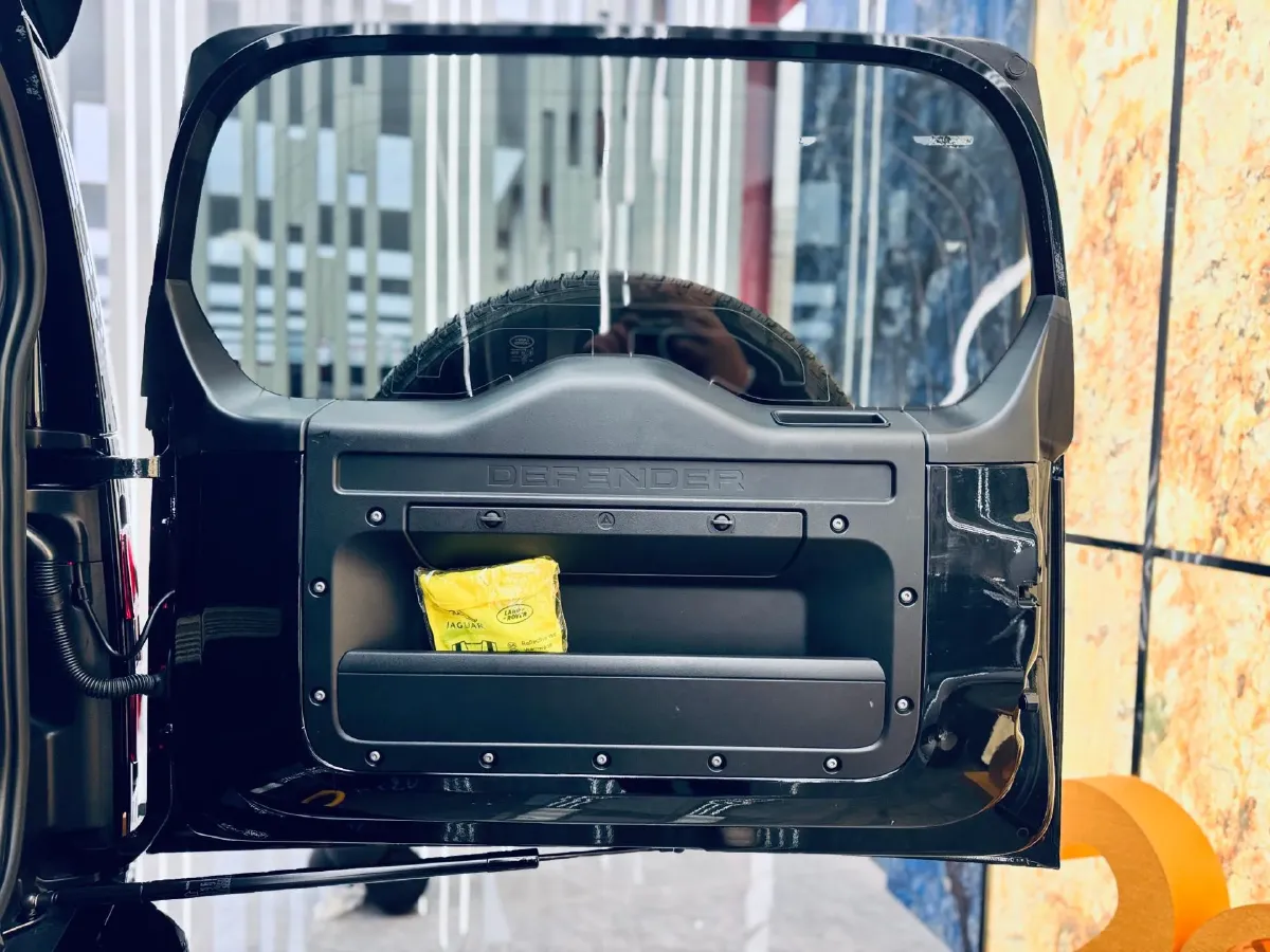 2023 Land Rover Defender 2.0T 300HP L4 8AT,autocango,china used car exporter,china ev exporter,chinese used car exporter,chinese used ev exporter