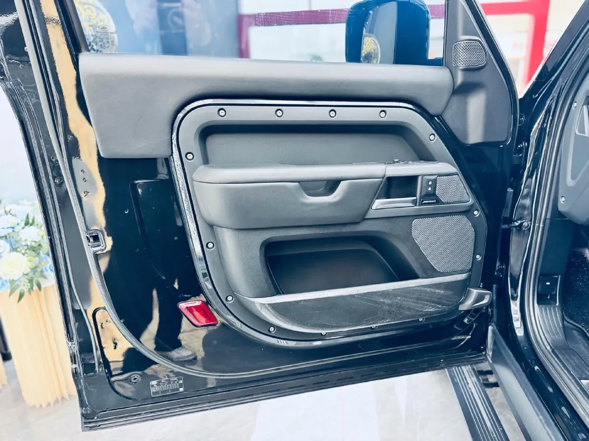 2023 Land Rover Defender 2.0T 300HP L4 8AT,autocango,china used car exporter,china ev exporter,chinese used car exporter,chinese used ev exporter