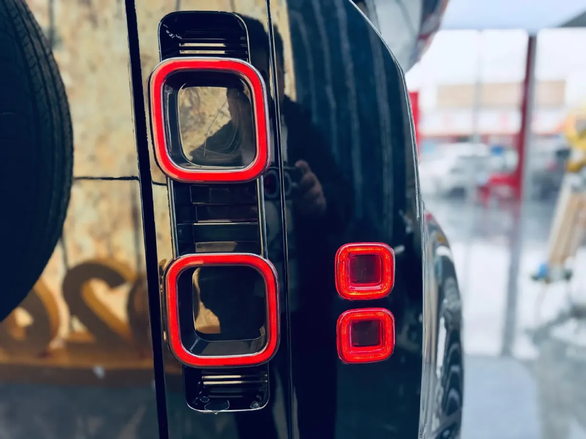 2023 Land Rover Defender 2.0T 300HP L4 8AT,autocango,china used car exporter,china ev exporter,chinese used car exporter,chinese used ev exporter