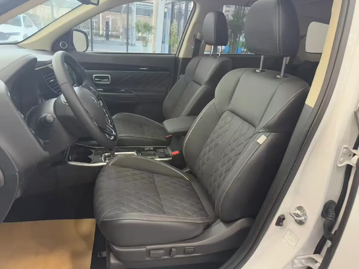 2021 Mitsubishi Outlander 2.0L 166HP L4 CVT,autocango,china used car exporter,china ev exporter,chinese used car exporter,chinese used ev exporter