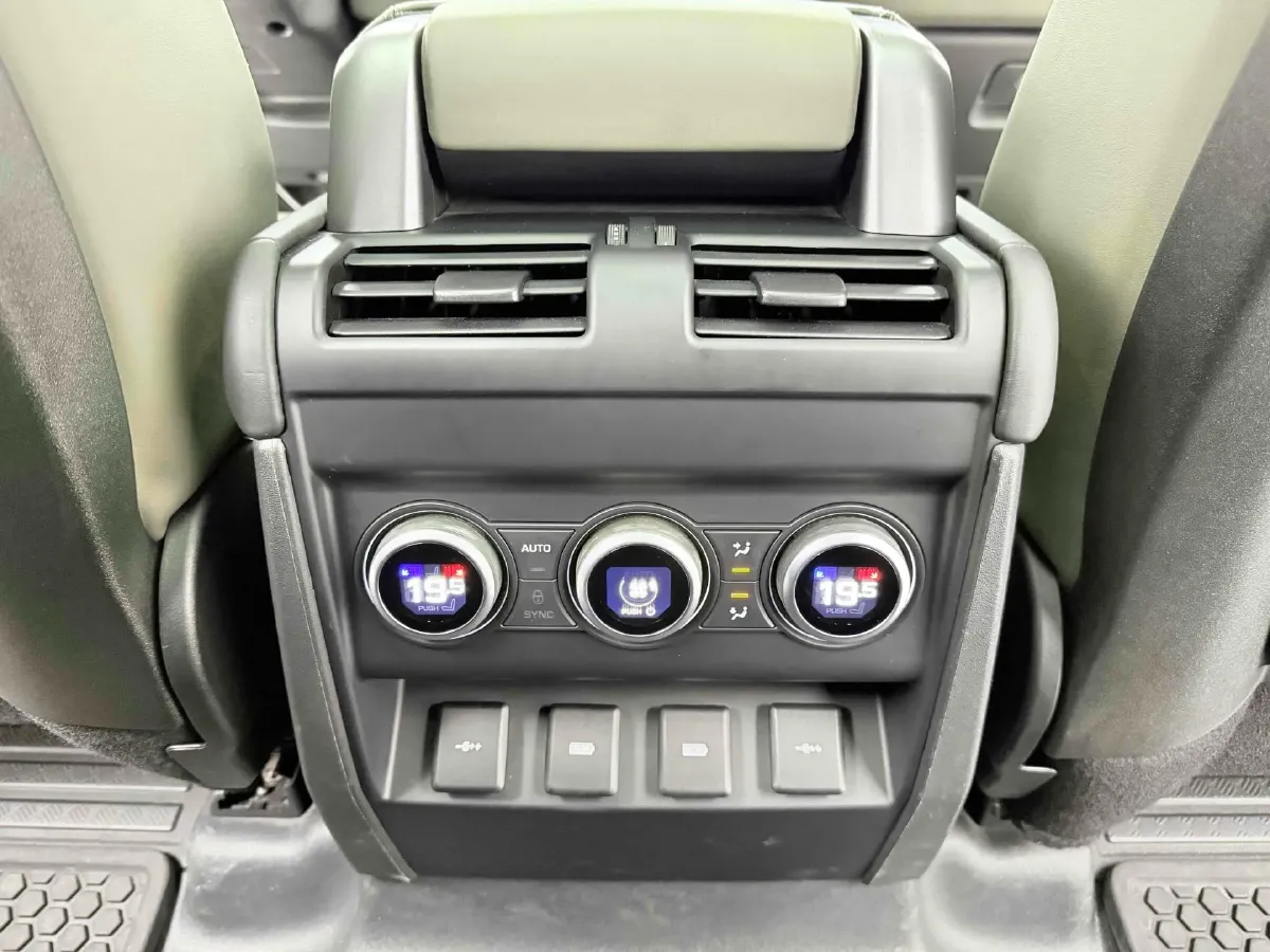 2021 Land Rover Defender 3.0T 400HP L6 8AT,autocango,china used car exporter,china ev exporter,chinese used car exporter,chinese used ev exporter