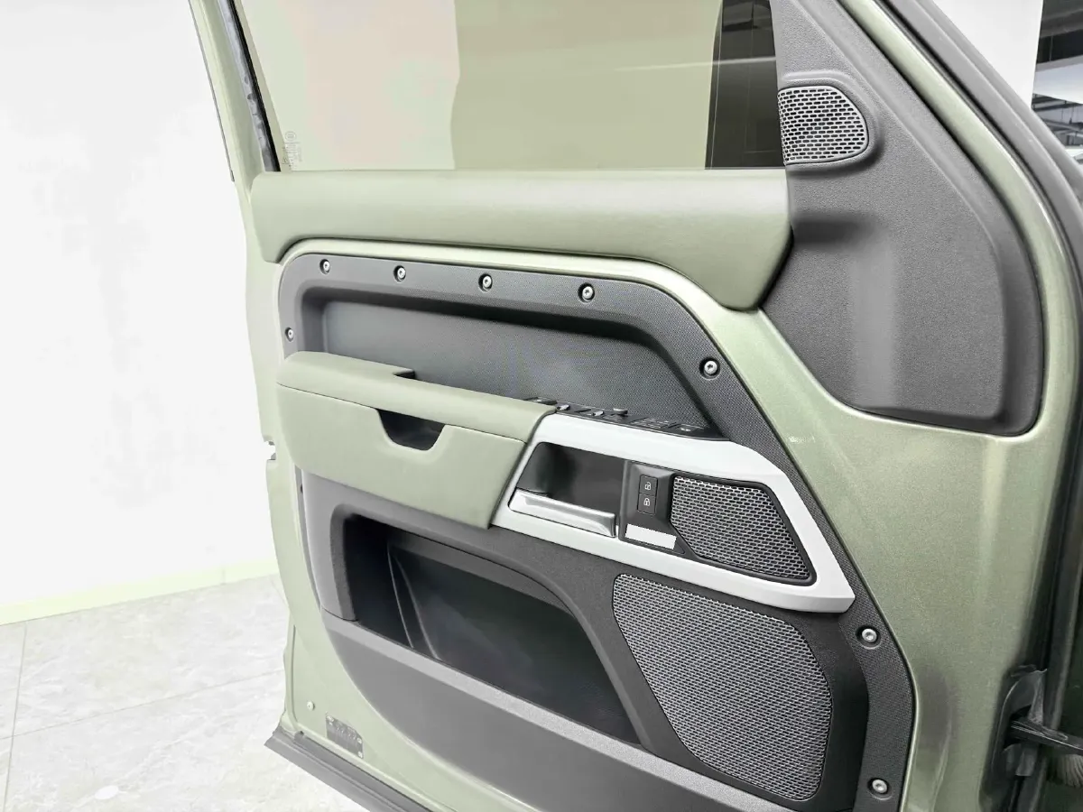 2021 Land Rover Defender 3.0T 400HP L6 8AT,autocango,china used car exporter,china ev exporter,chinese used car exporter,chinese used ev exporter