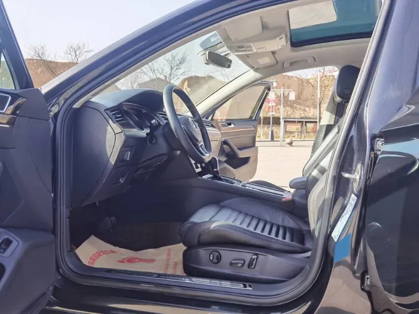 2018 Volkswagen Magotan 2.0T 220HP L4 7DCT,autocango,china used car exporter,china ev exporter,chinese used car exporter,chinese used ev exporter