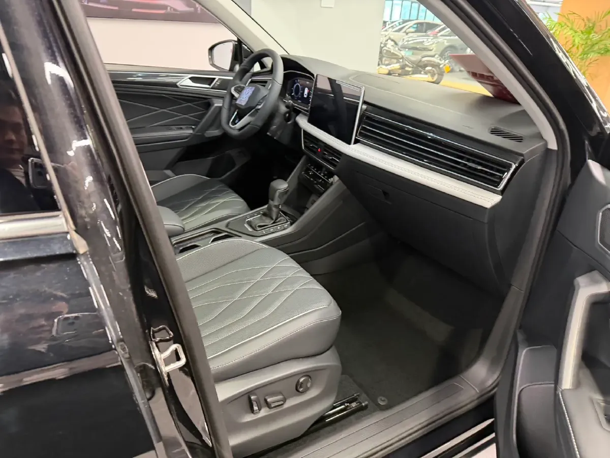 2023 Volkswagen Tiguan L 1.4T 150HP L4 6DCT PHEV 13KWH,autocango,china used car exporter,china ev exporter,chinese used car exporter,chinese used ev exporter