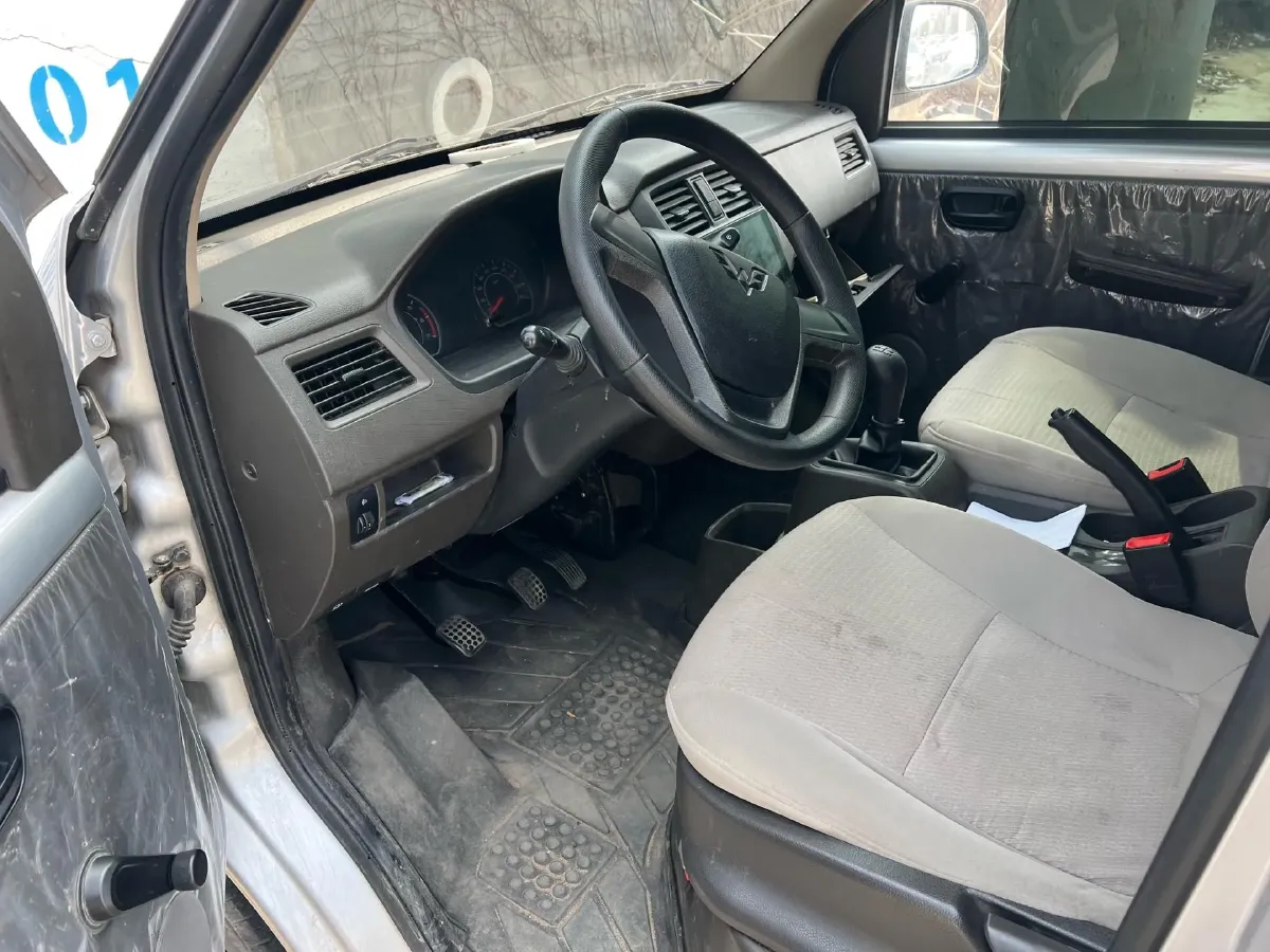 2022 WuLing RongGuang S 1.2L 76HP L4 5MT,autocango,china used car exporter,china ev exporter,chinese used car exporter,chinese used ev exporter