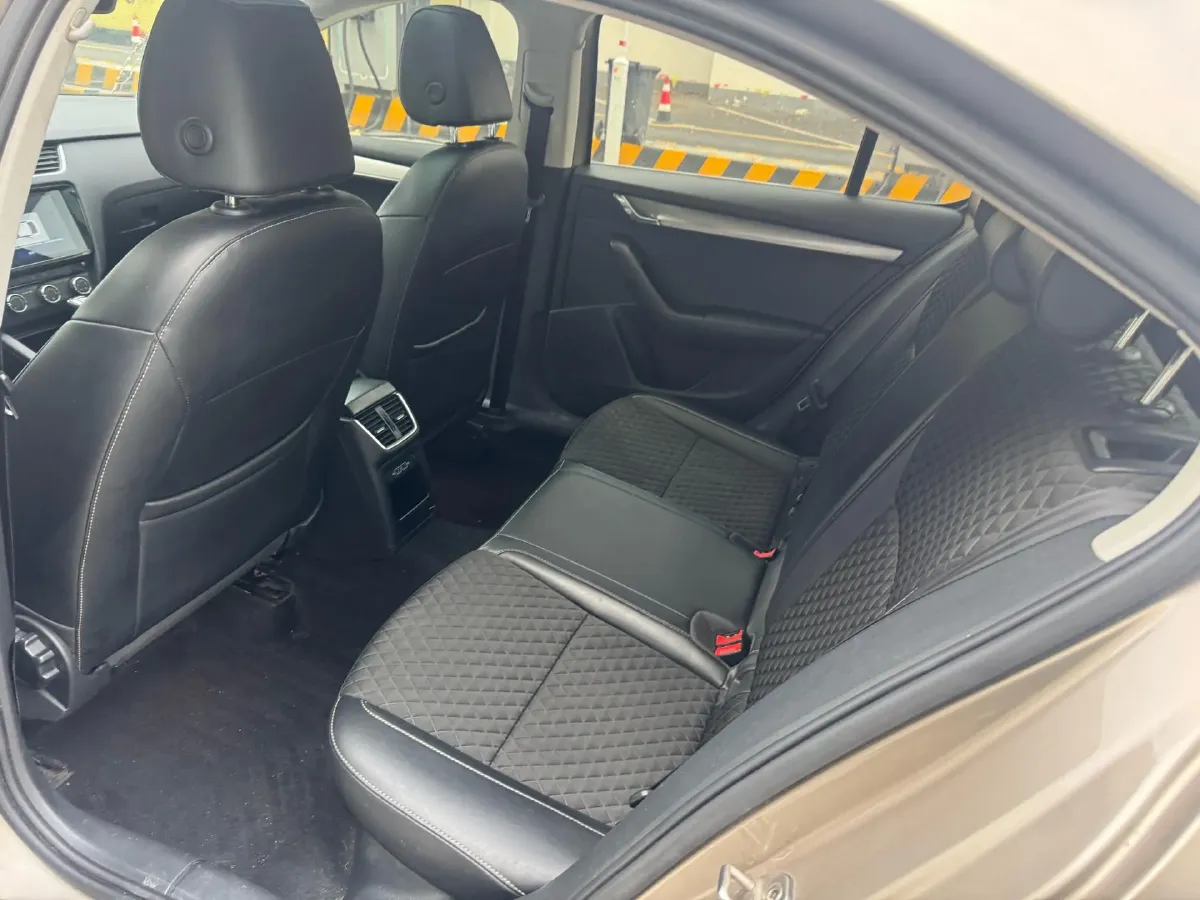 2019 Skoda Octavia 1.5L 116HP L4 6AT,autocango,china used car exporter,china ev exporter,chinese used car exporter,chinese used ev exporter