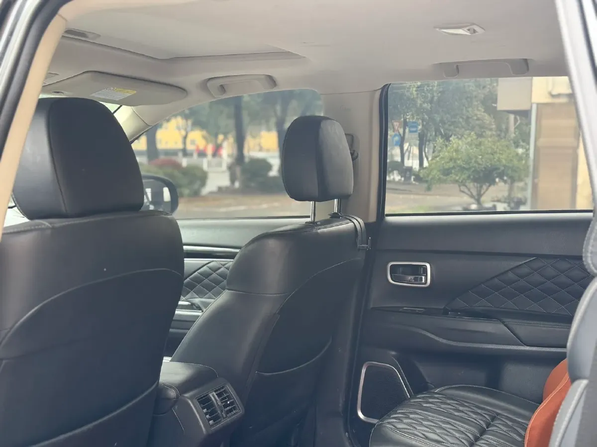 2021 Mitsubishi Outlander 2.0L 166HP L4 CVT,autocango,china used car exporter,china ev exporter,chinese used car exporter,chinese used ev exporter