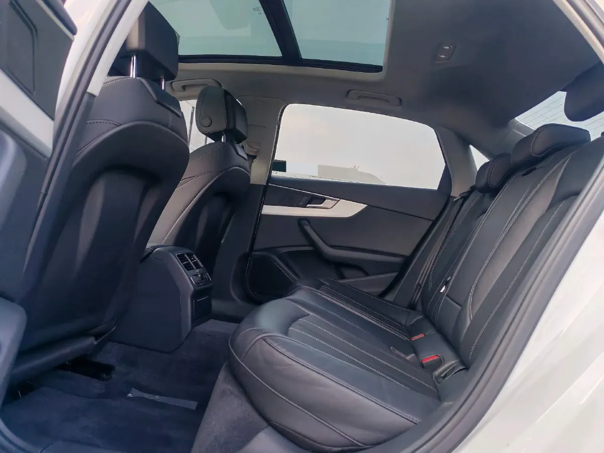 2022 Audi A4L 2.0T 190HP L4 7DCT,autocango,china used car exporter,china ev exporter,chinese used car exporter,chinese used ev exporter