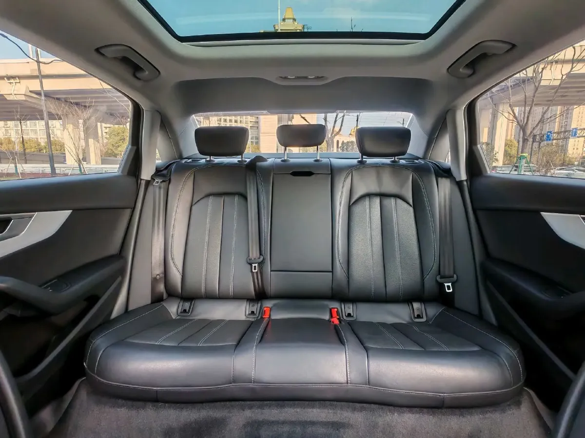 2022 Audi A4L 2.0T 190HP L4 7DCT,autocango,china used car exporter,china ev exporter,chinese used car exporter,chinese used ev exporter