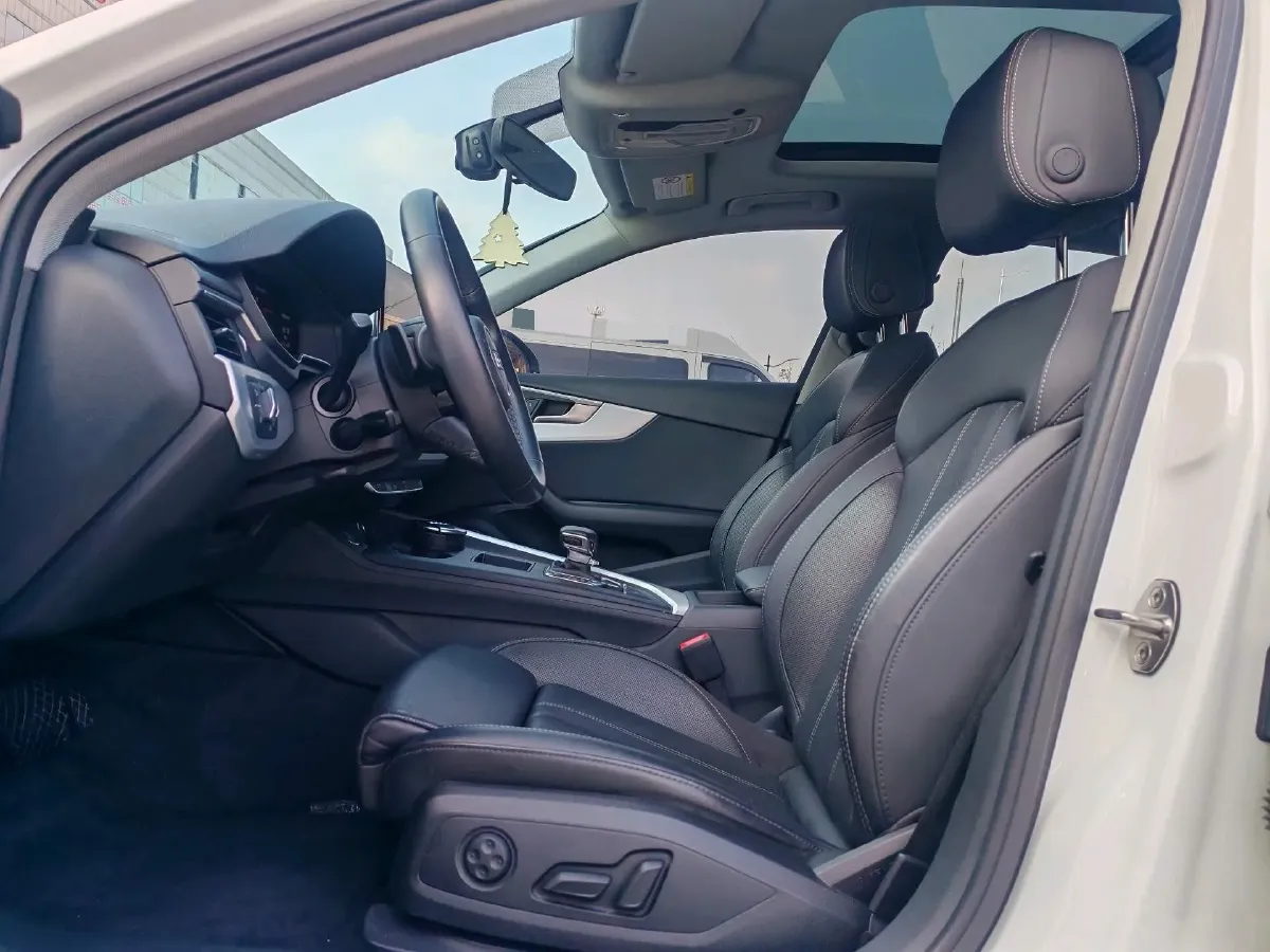 2022 Audi A4L 2.0T 190HP L4 7DCT,autocango,china used car exporter,china ev exporter,chinese used car exporter,chinese used ev exporter