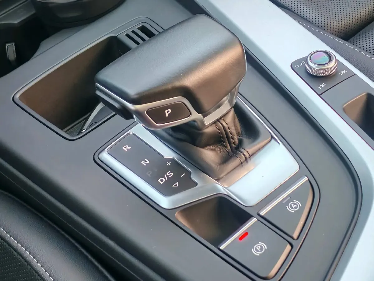 2022 Audi A4L 2.0T 190HP L4 7DCT,autocango,china used car exporter,china ev exporter,chinese used car exporter,chinese used ev exporter