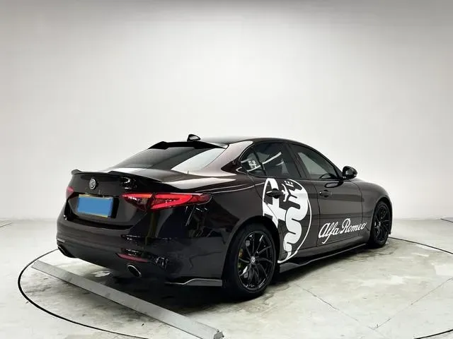 2017 Alfa Romeo Giulia 2.0T 280HP L4 8AT,autocango,china used car exporter,china ev exporter,chinese used car exporter,chinese used ev exporter