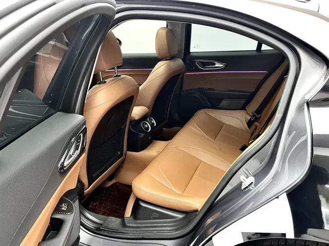 2017 Alfa Romeo Giulia 2.0T 280HP L4 8AT,autocango,china used car exporter,china ev exporter,chinese used car exporter,chinese used ev exporter