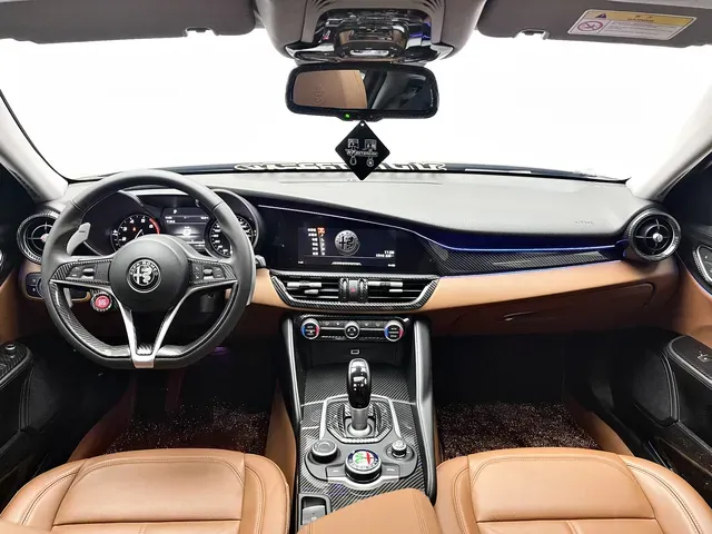 2017 Alfa Romeo Giulia 2.0T 280HP L4 8AT,autocango,china used car exporter,china ev exporter,chinese used car exporter,chinese used ev exporter