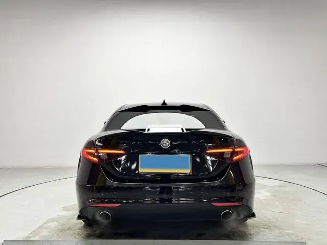 2017 Alfa Romeo Giulia 2.0T 280HP L4 8AT,autocango,china used car exporter,china ev exporter,chinese used car exporter,chinese used ev exporter