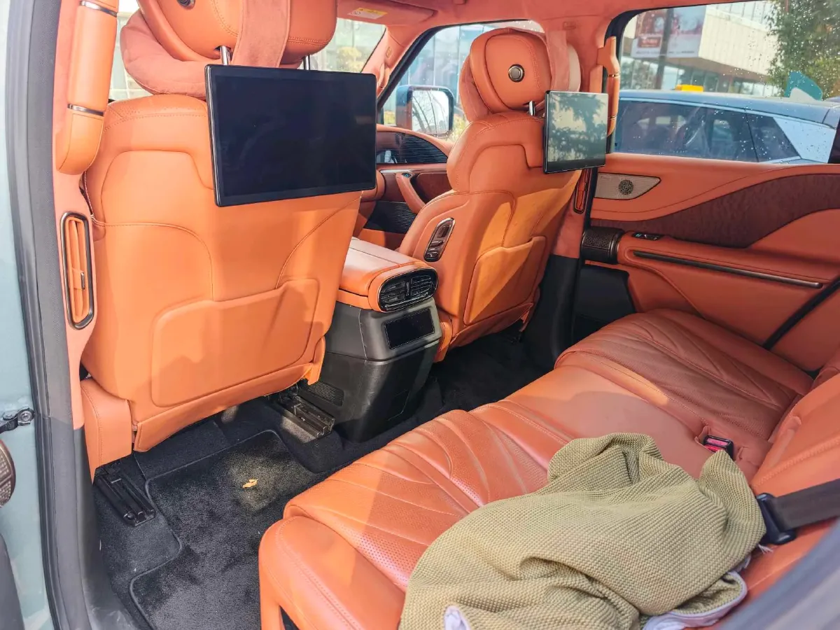 2023 YangWang U8 2.0T 272HP L4 REEV 49.05KWH,autocango,china used car exporter,china ev exporter,chinese used car exporter,chinese used ev exporter