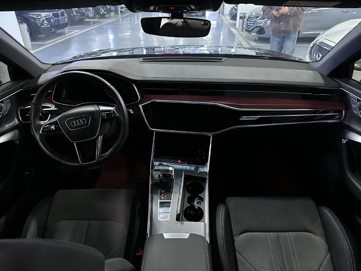 2024 Audi A6L 2.0T 190HP L4 7DCT,autocango,china used car exporter,china ev exporter,chinese used car exporter,chinese used ev exporter