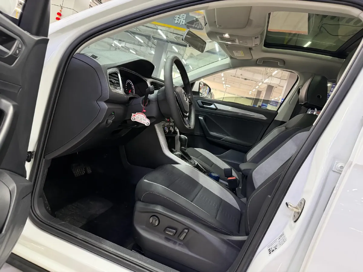 2021 Volkswagen T-Roc 1.4T 150HP L4 7DCT,autocango,china used car exporter,china ev exporter,chinese used car exporter,chinese used ev exporter