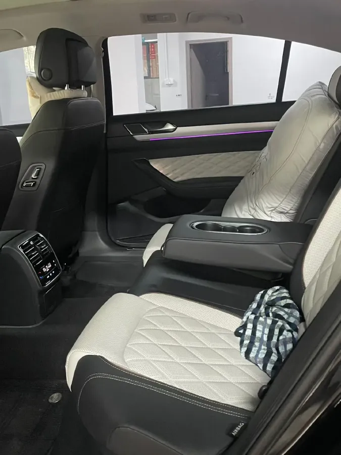 2025 Volkswagen Magotan 2.0T 186HP L4 7DCT,autocango,china used car exporter,china ev exporter,chinese used car exporter,chinese used ev exporter