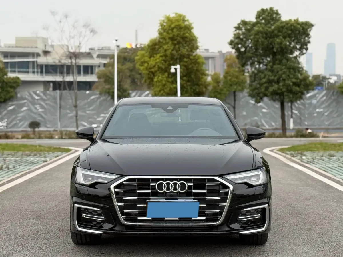 2025 Audi A6L 2.0T 245HP L4 7DCT,autocango,china used car exporter,china ev exporter,chinese used car exporter,chinese used ev exporter