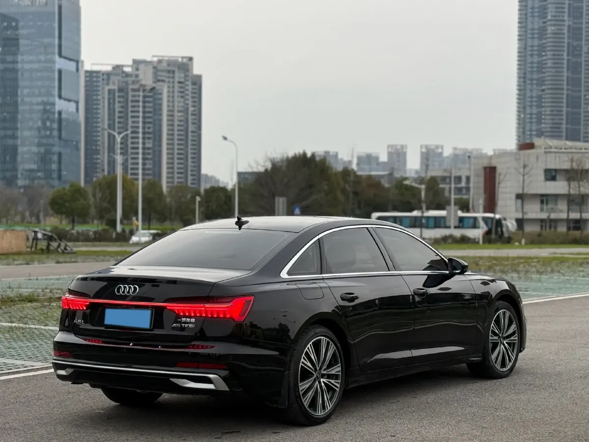 2025 Audi A6L 2.0T 245HP L4 7DCT,autocango,china used car exporter,china ev exporter,chinese used car exporter,chinese used ev exporter
